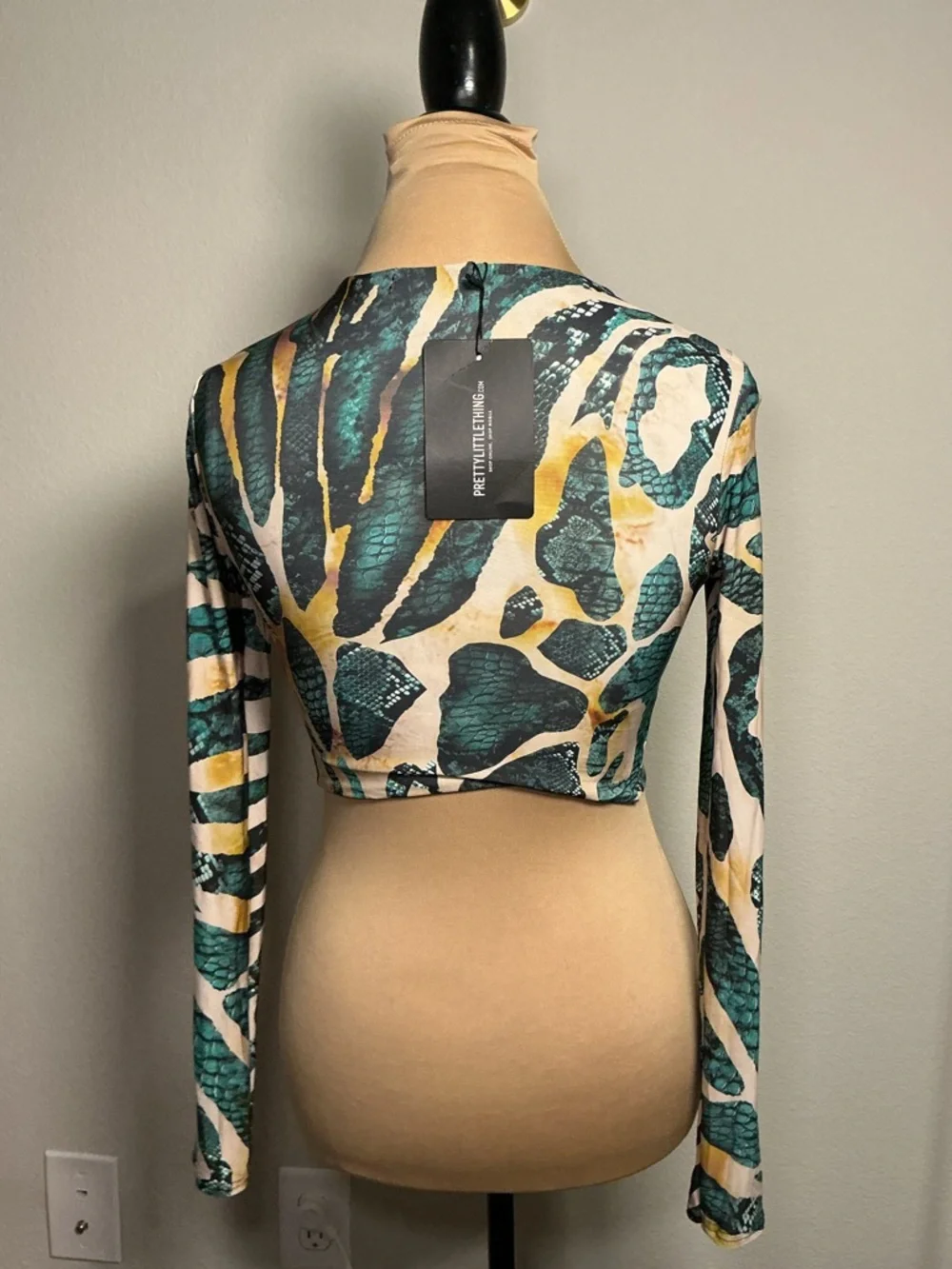 Twist-Front Keyhole Long-Sleeve Crop Top - Teal/Black Print - Picture 3 of 6